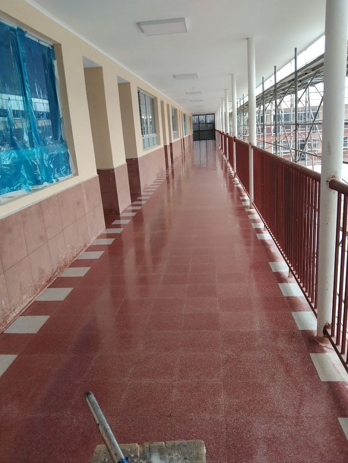 Instalación y pulido de baldosas obra colegio marista constructora San Cristóbal